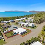 Edge Water 2 Minutes From The Beach With A Pool!