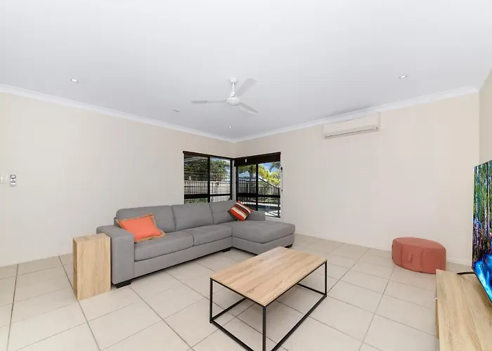 Edge Water 2 Minutes From The Beach With A Pool!